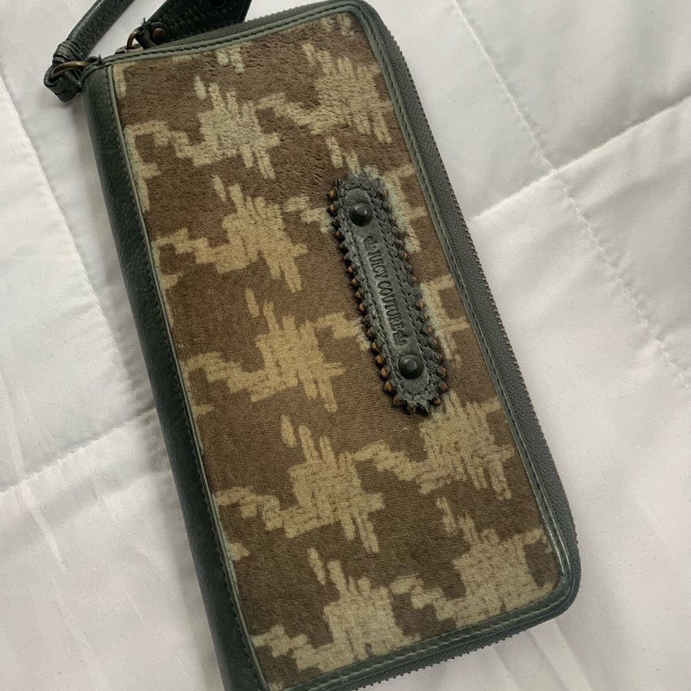 Juicy Couture wristlet wallet